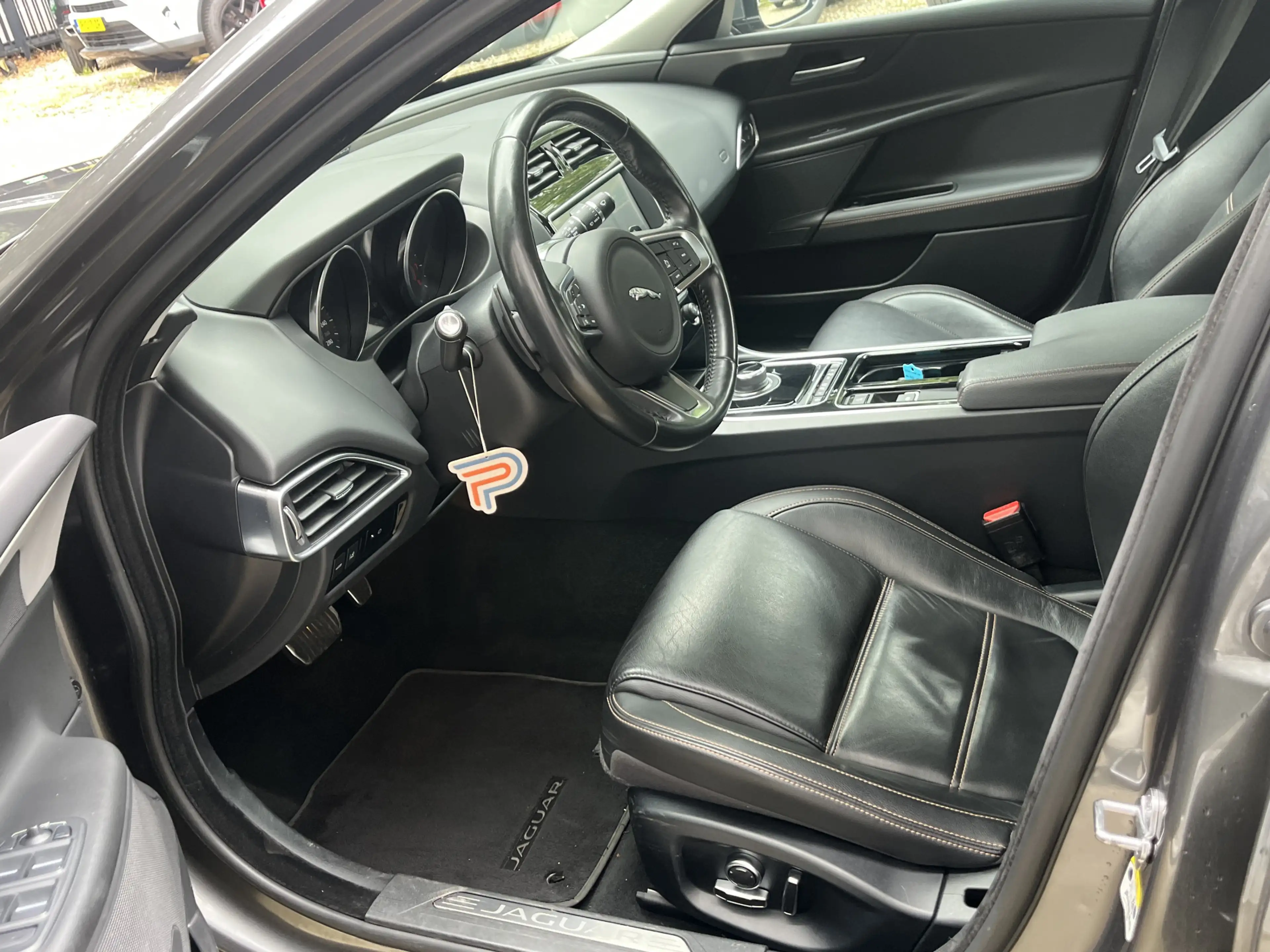 Jaguar XE 2.0t Pure Aut/Ecc/Leer/Navi — photo 4