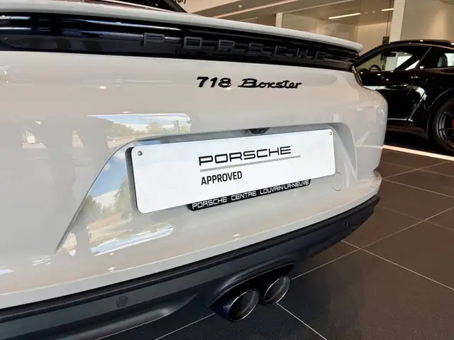 Porsche 718 view 8