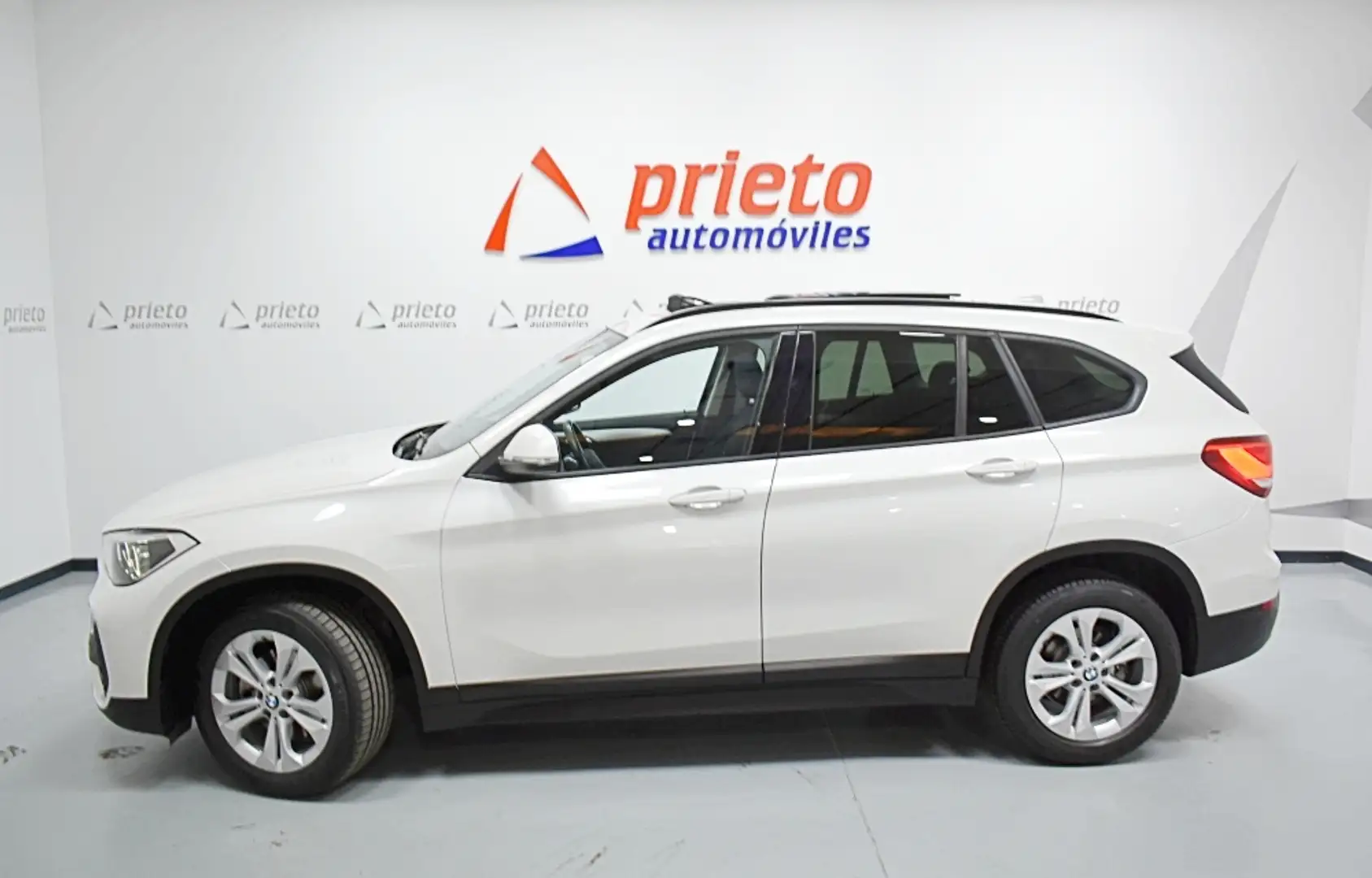 BMW X1 sDrive 18dA Corporate Blanco - 2