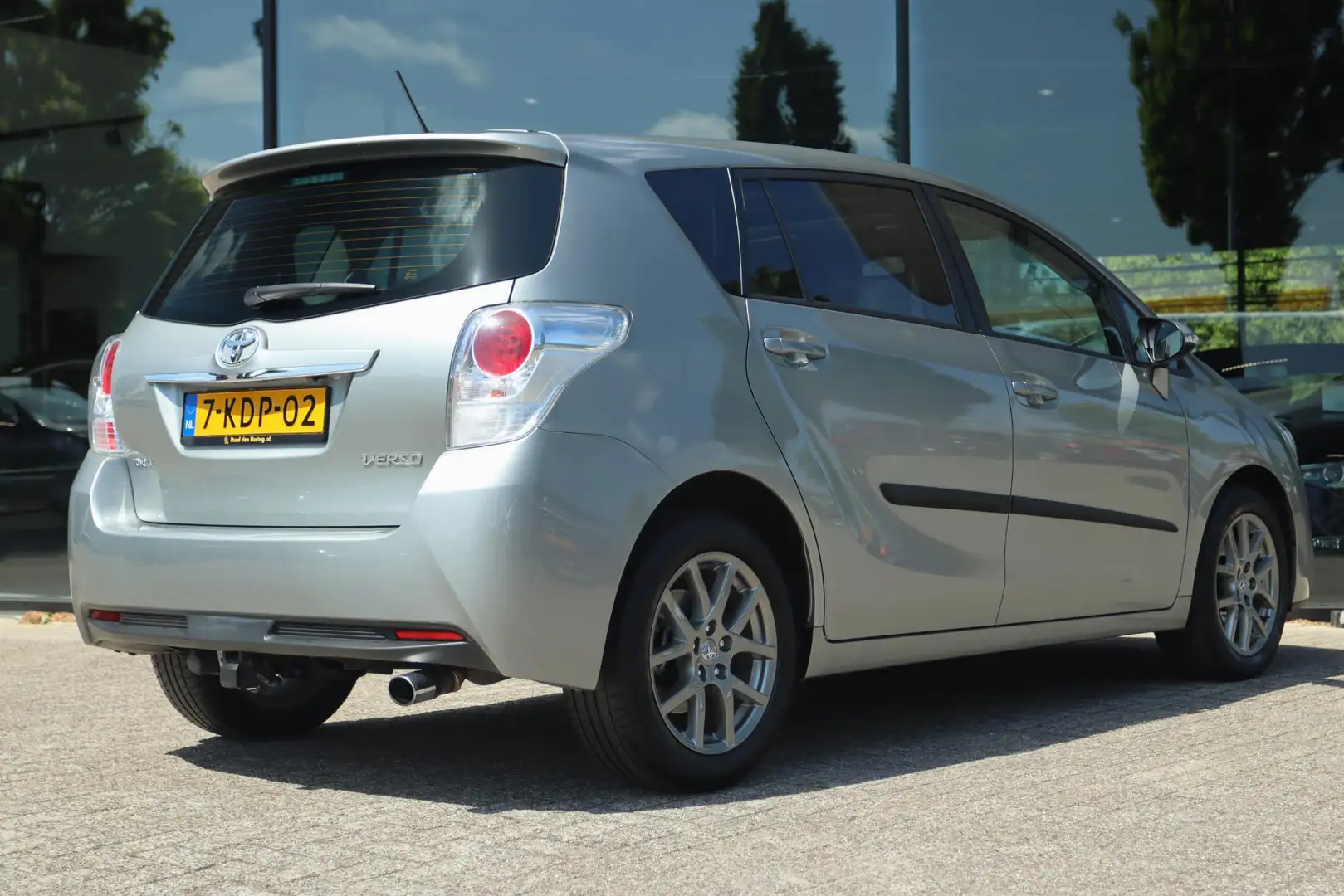 Toyota Verso 1.8 VVT-i BUSINESS AUT. | NAP | TREKHAAK | PANO | Grijs - 2