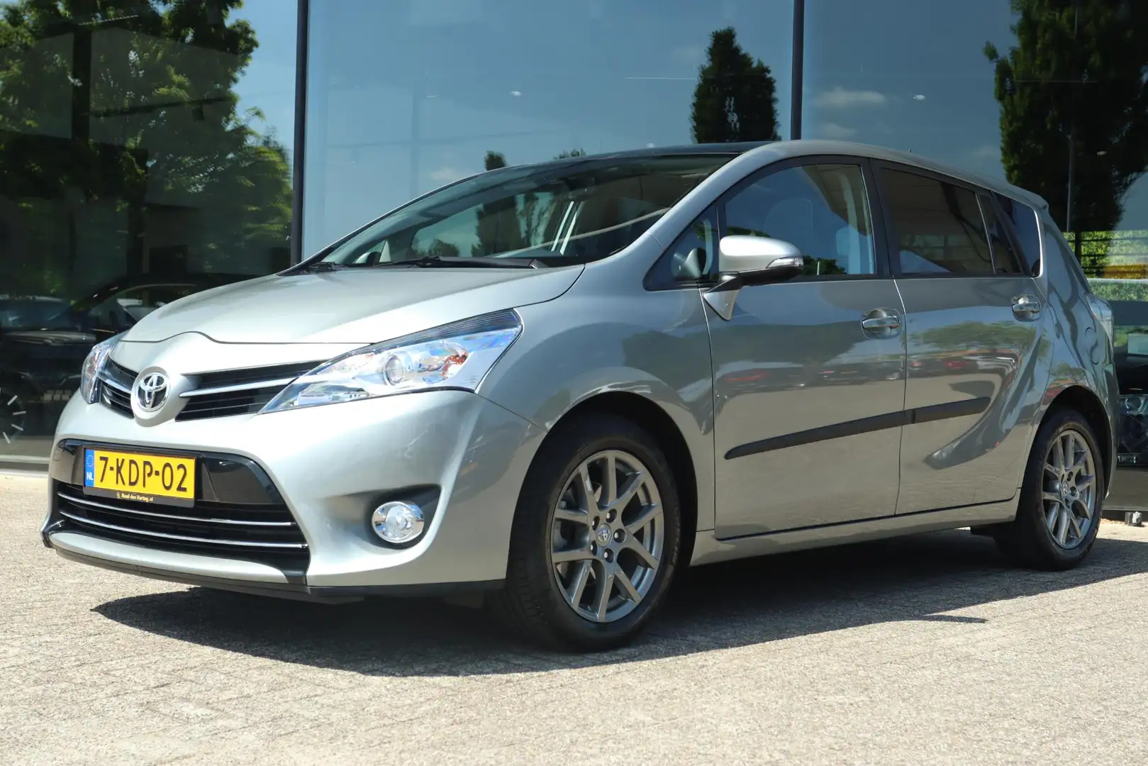 Toyota Verso 1.8 VVT-i BUSINESS AUT. | NAP | TREKHAAK | PANO | Grijs - 1