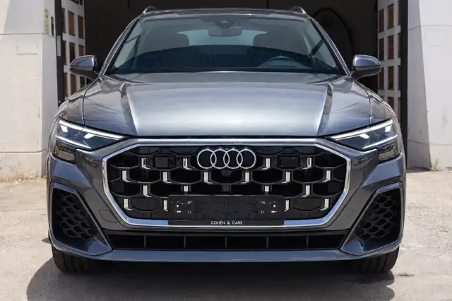 Audi Q8 view 2