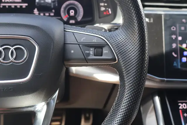 Audi Q8 view 12