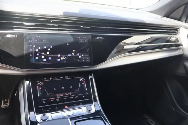 Audi Q8 view 14