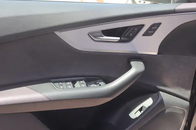 Audi Q8 view 7