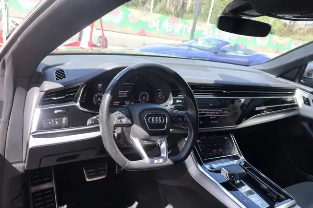 Audi Q8 view 9
