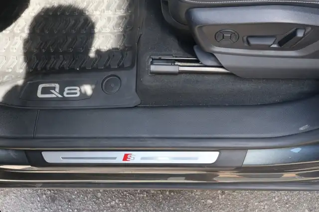 Audi Q8 view 8