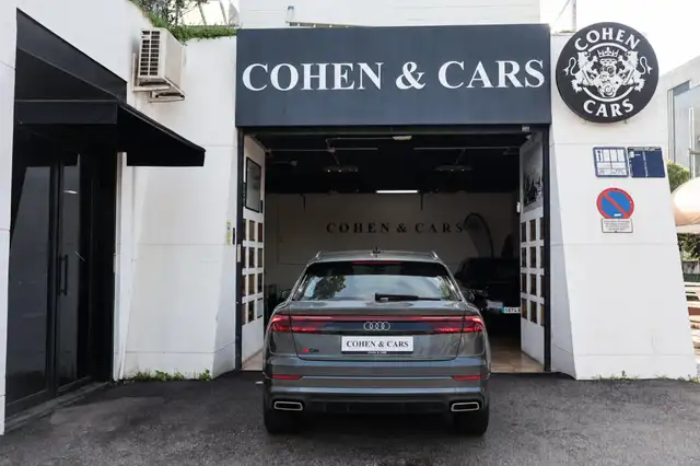 Audi Q8 view 4