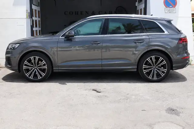 Audi Q8 view 5