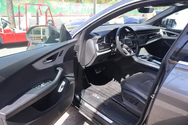 Audi Q8 view 6