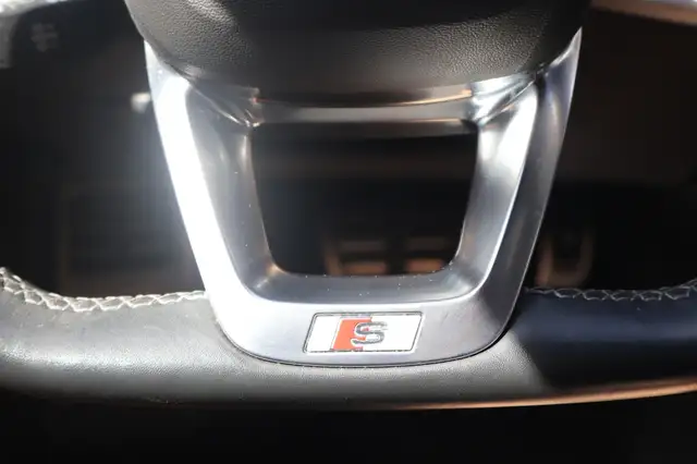 Audi Q8 view 13