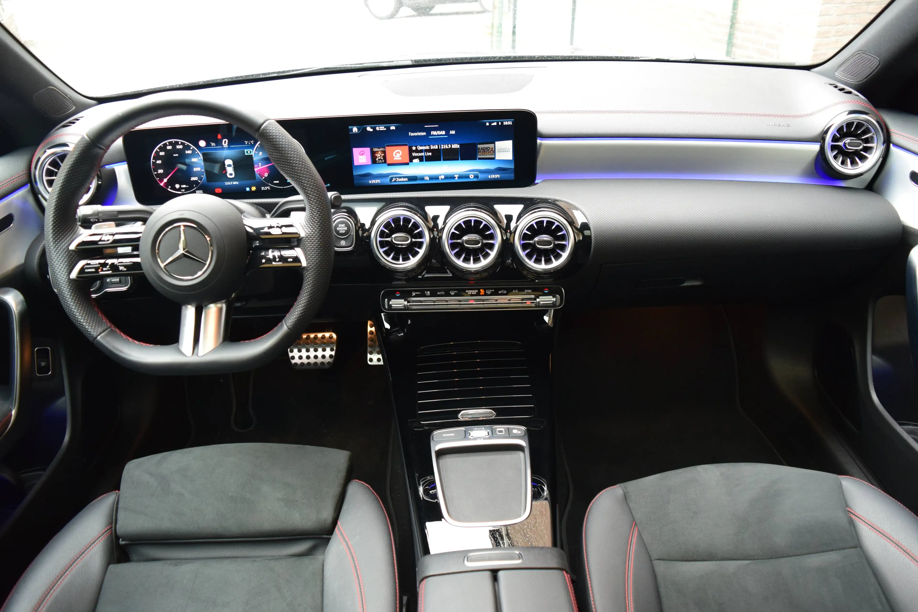 Mercedes-Benz CLA 180 AMG Line - NAVI / LED / ACC / PDC V+A+CAMERA / PANO OPENDAK — photo 25