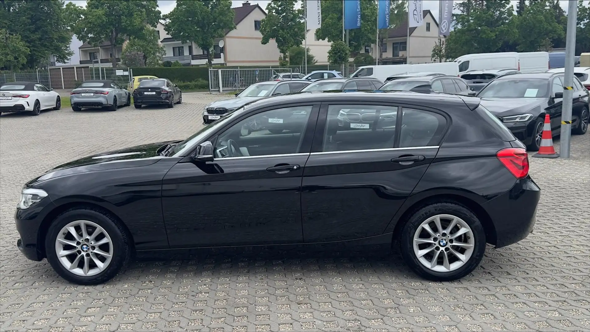 BMW 118 d 5-t MetropolUrban Autom. Navi RFK LED PDC Zwart - 2
