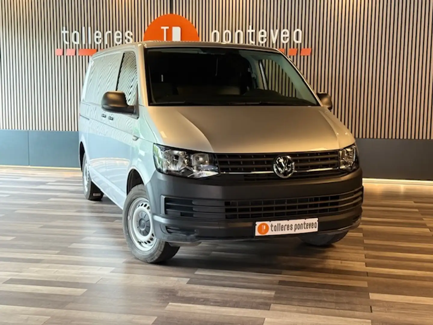 Volkswagen Transporter Furgón 2.0TDI SCR BMT Largo 75kW Gris - 1