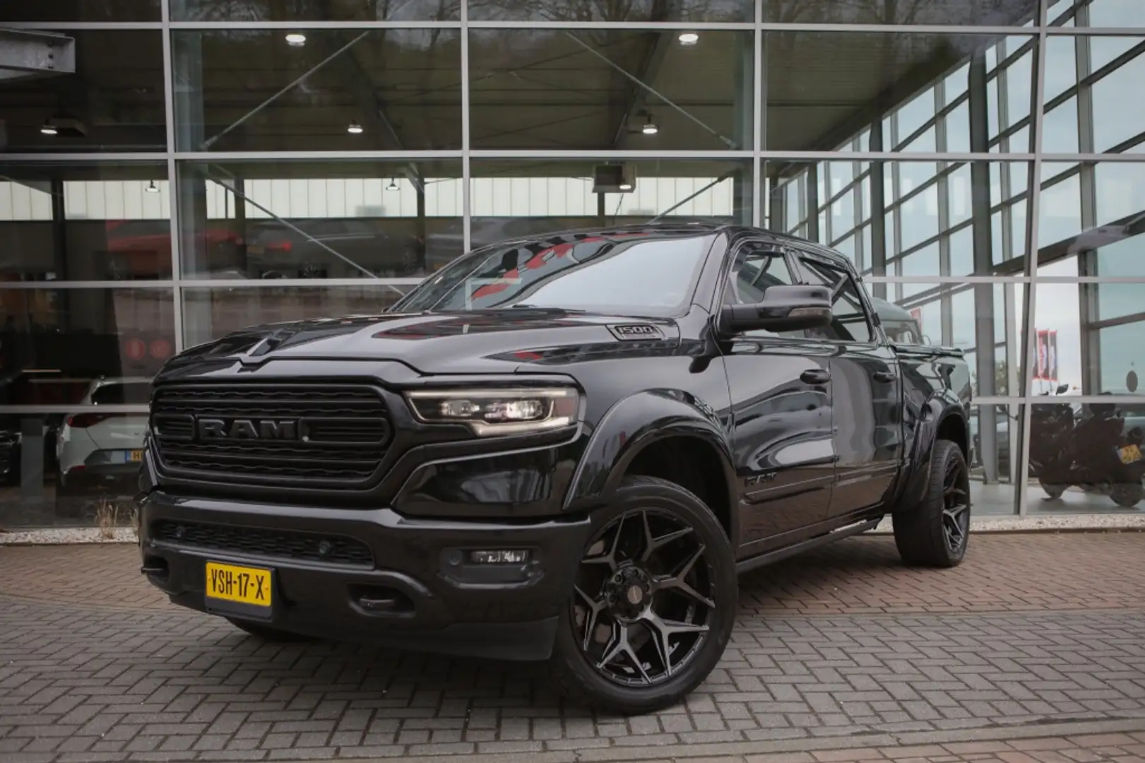 Dodge RAM 1500 5.7 V8 4x4 CC Limited | WideBody | Night Edit Zwart - 1