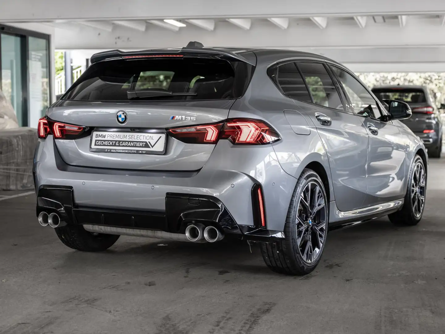 BMW 135 Mi xDrive PANO LED NAVI H/K KAMERA MEMORY Grau - 2