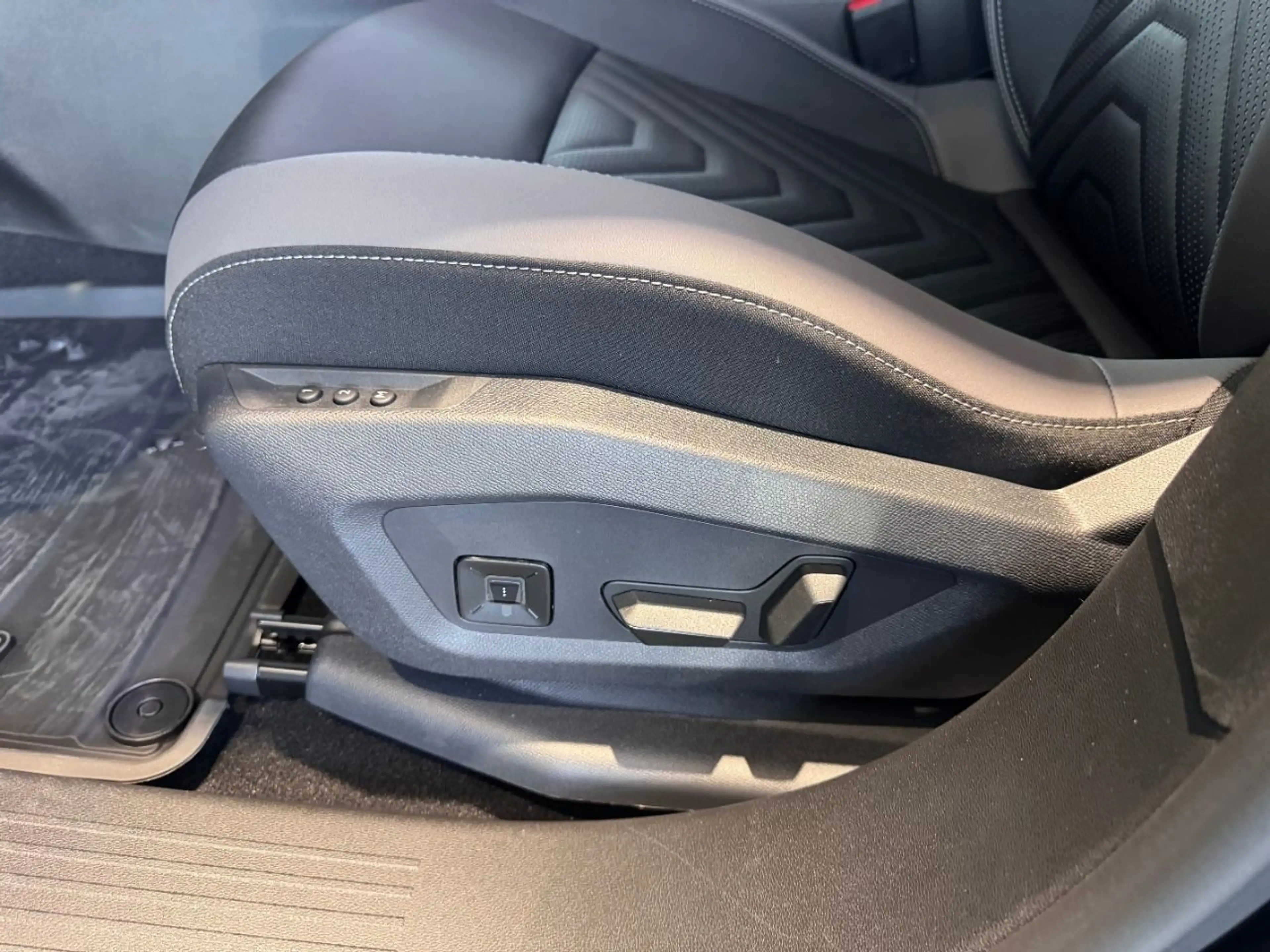 Jeep Compass First Edition E-Hybrid — photo 14