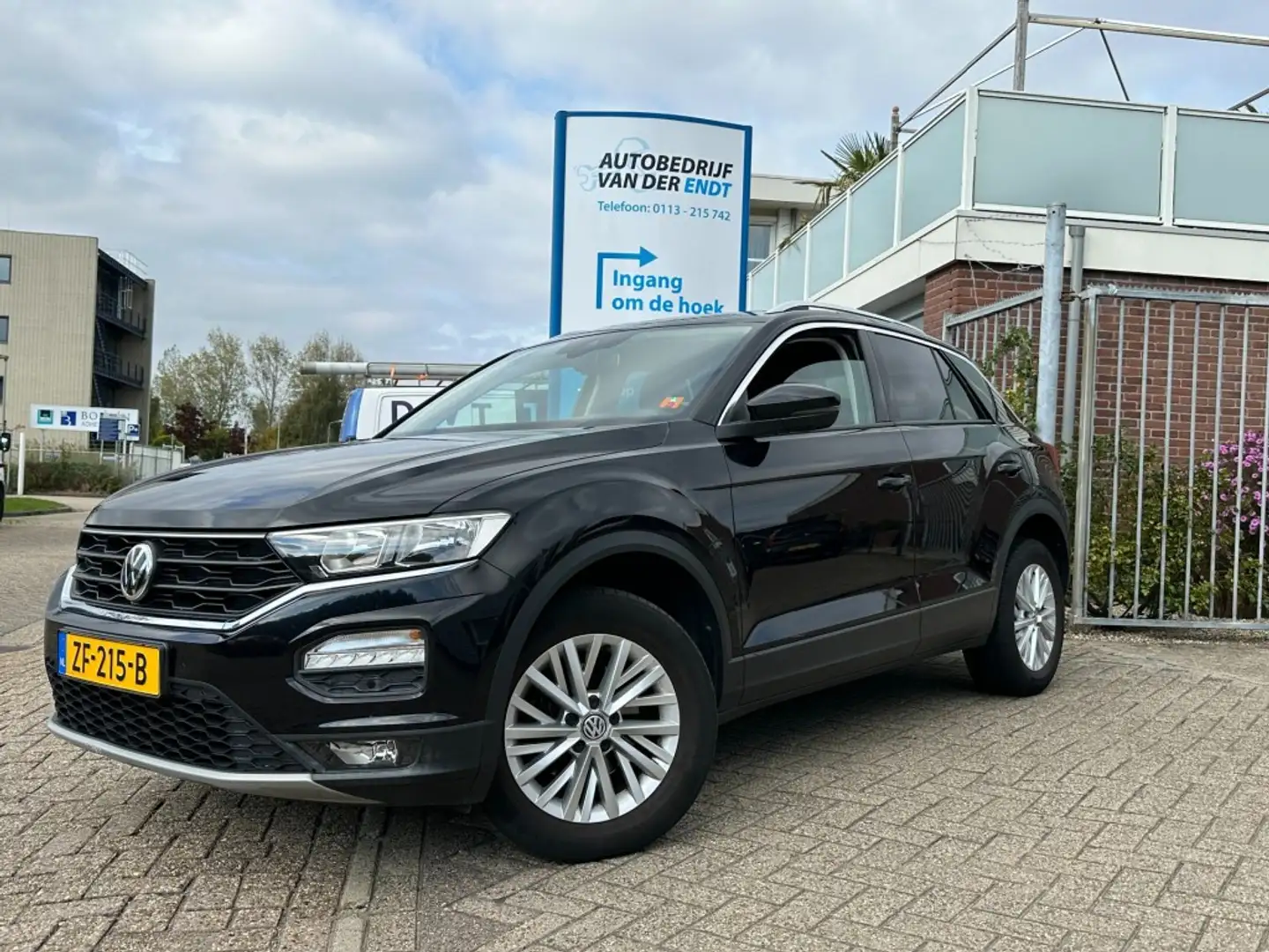 Volkswagen T-Roc 1.0 TSI Style  1e eigenaar  Carplay  DAB+  PDC V+A Zwart - 1