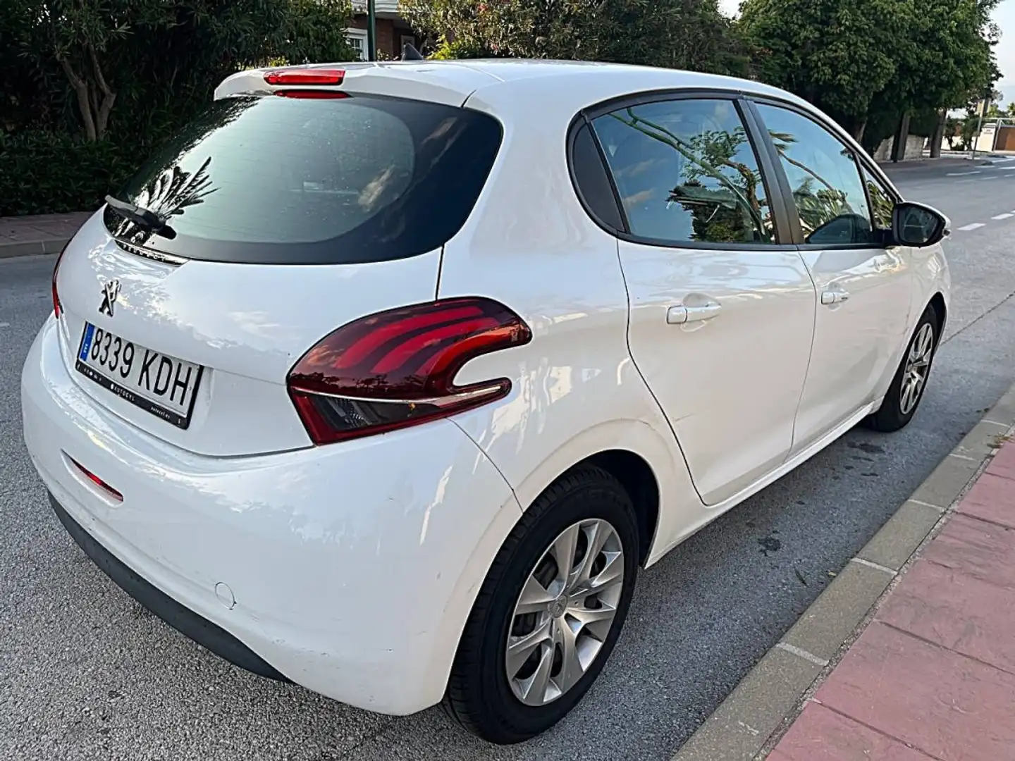 Peugeot 208 1.6BlueHDi Business Line 75 Blanco - 2