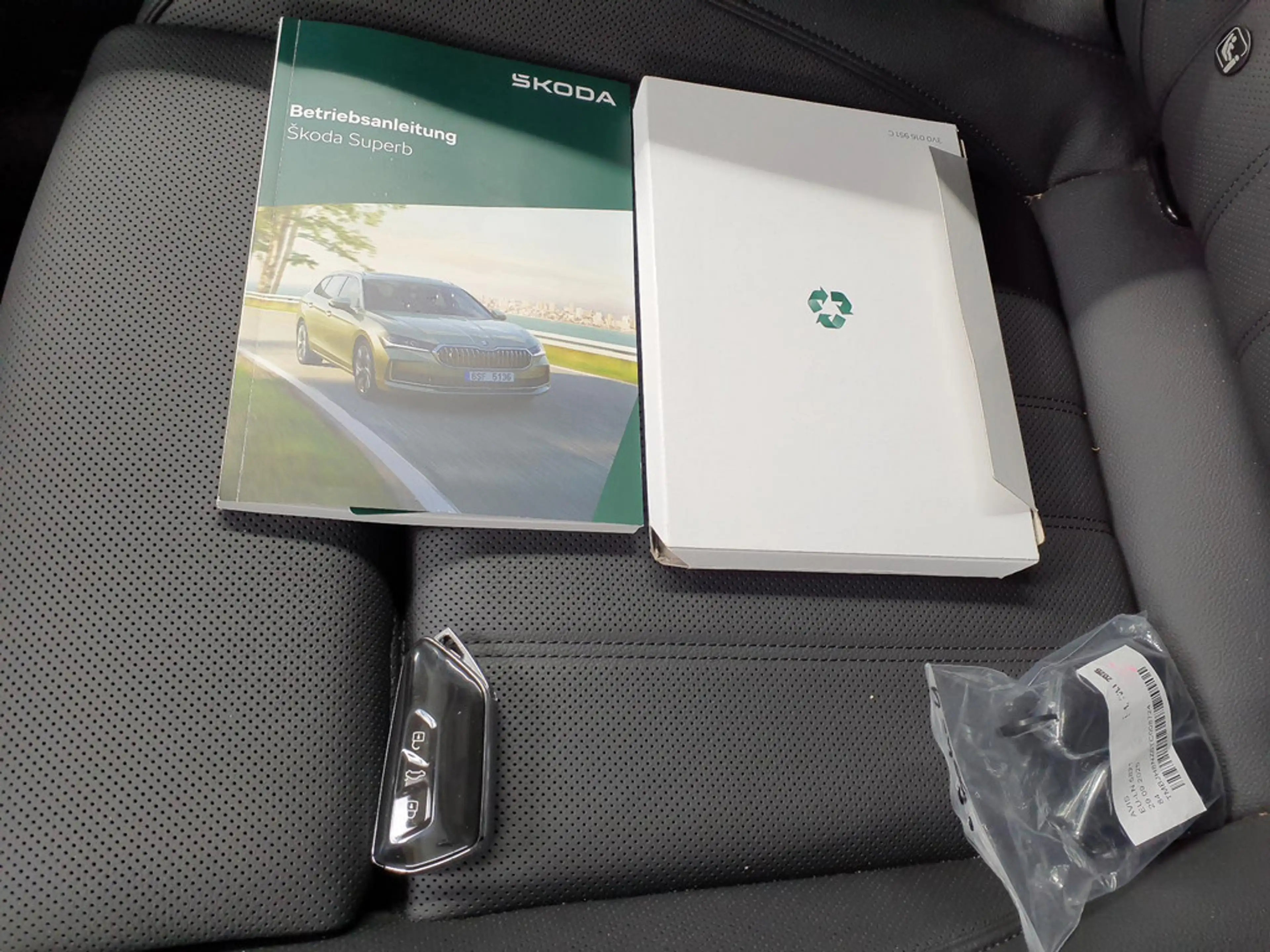 Skoda Superb Combi 2.0 TDI L&K MATRIX-LED AHK PANO — photo 11