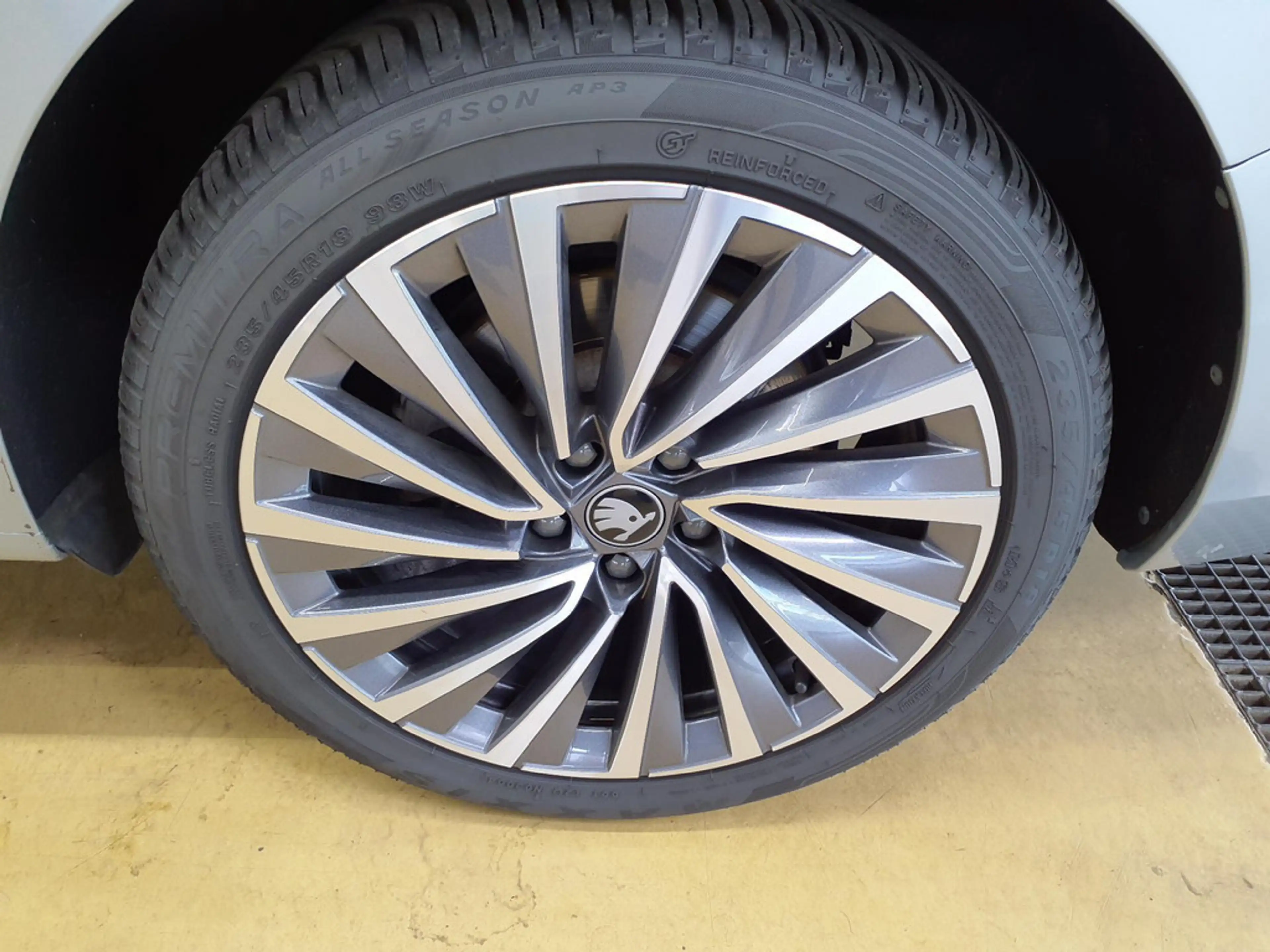 Skoda Superb Combi 2.0 TDI L&K MATRIX-LED AHK PANO — photo 10