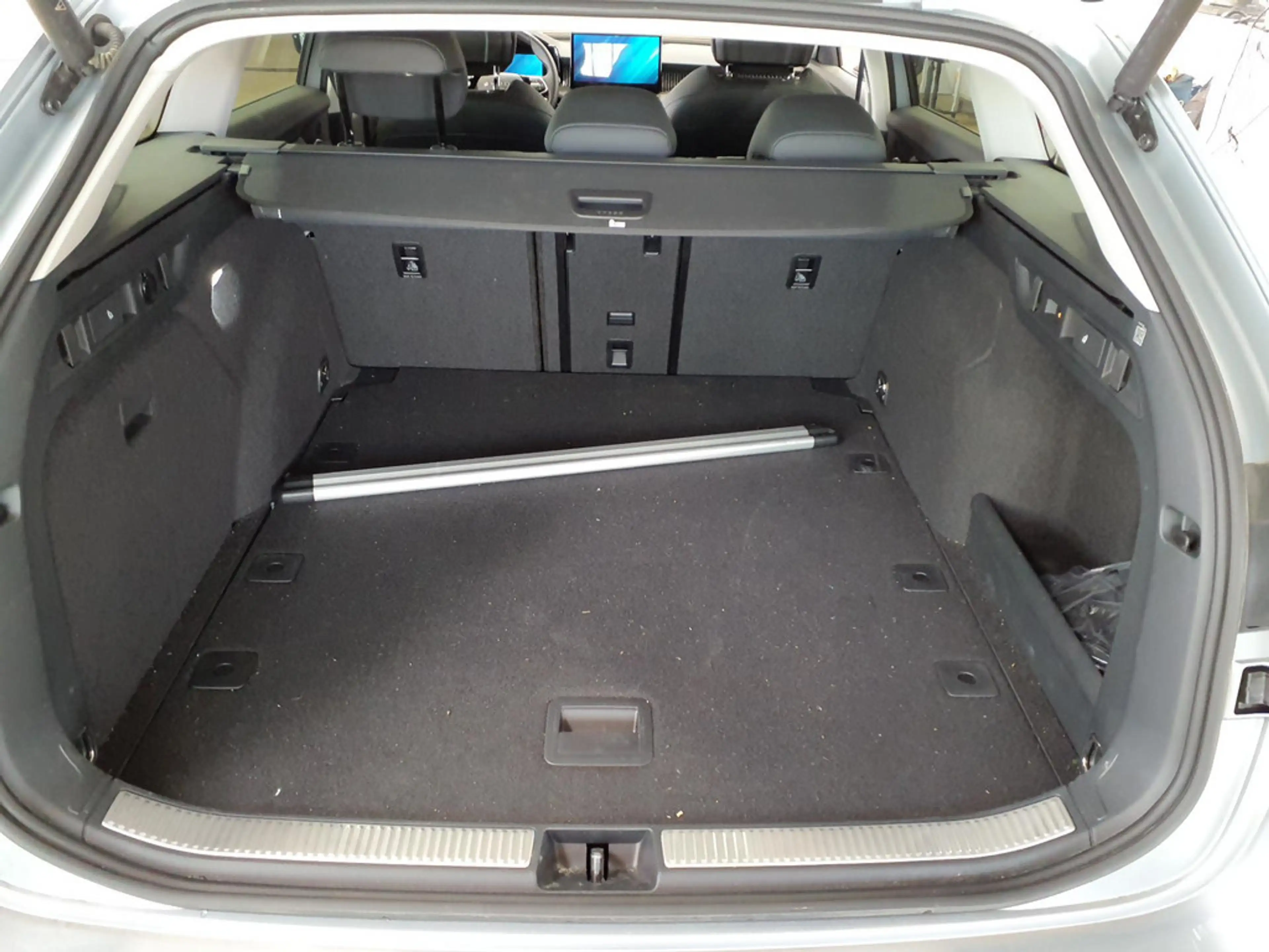 Skoda Superb Combi 2.0 TDI L&K MATRIX-LED AHK PANO — photo 8
