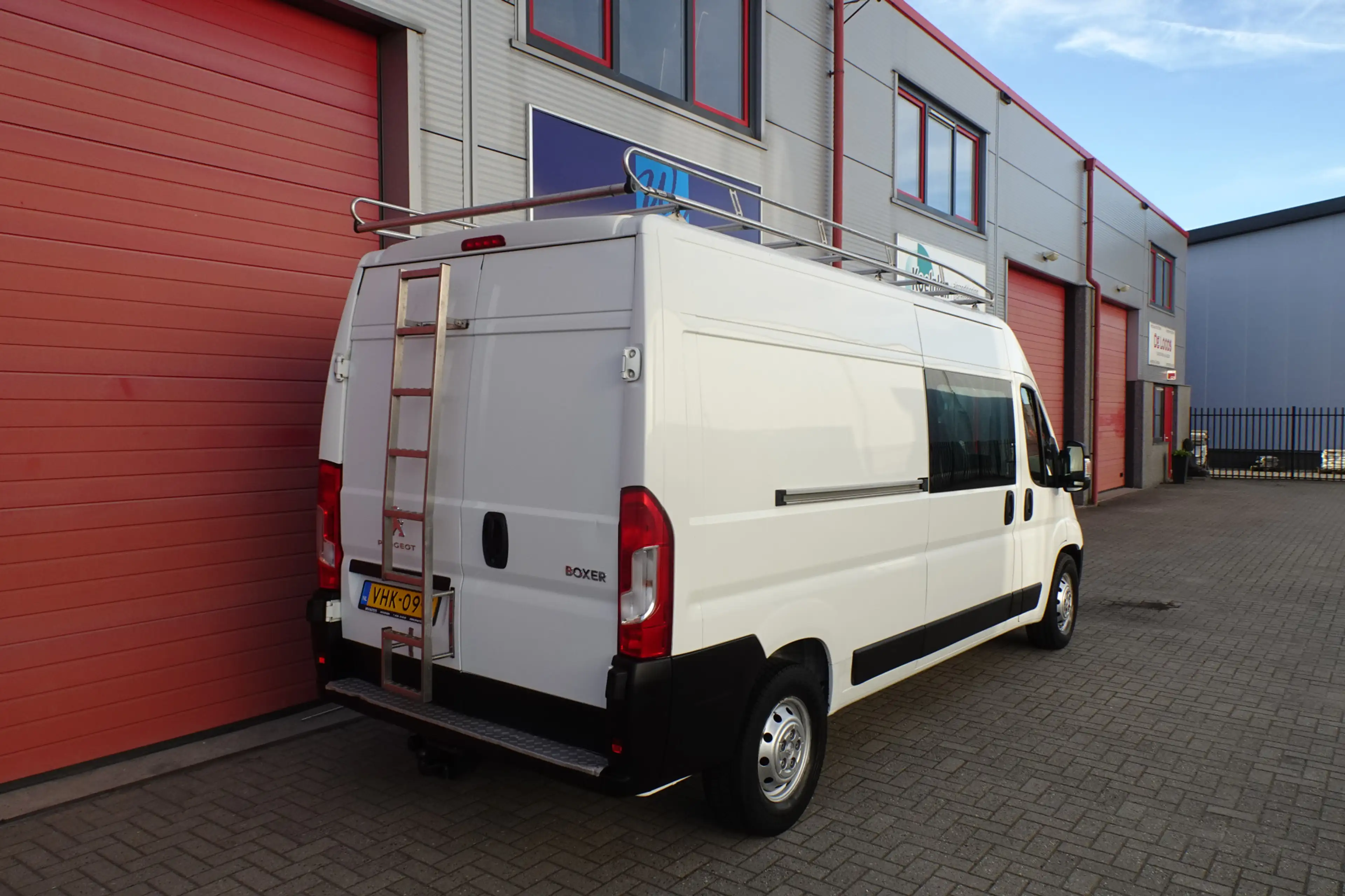 Peugeot Boxer 335 2.2 BlueHDi 140 L3H2 Premium DC — photo 3