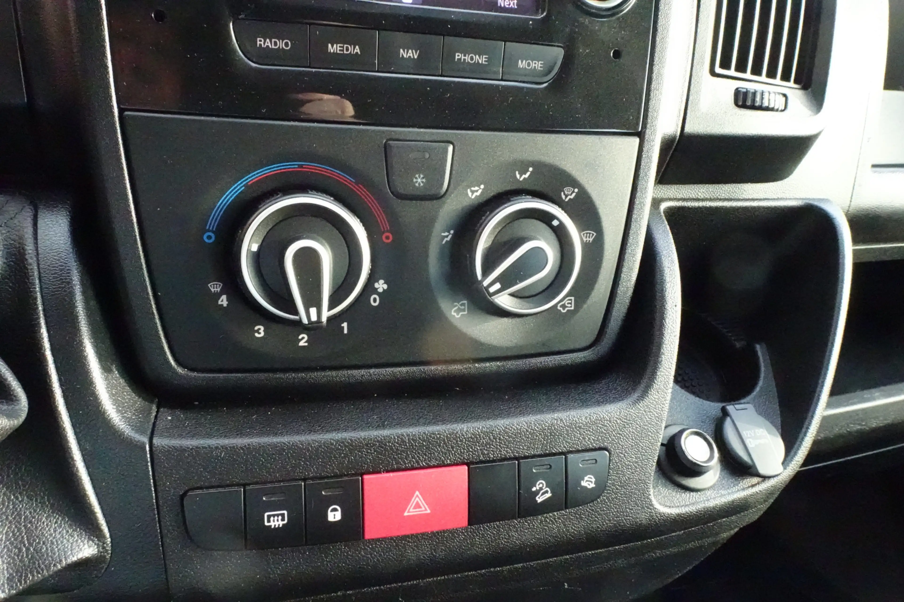 Peugeot Boxer 335 2.2 BlueHDi 140 L3H2 Premium DC — photo 9