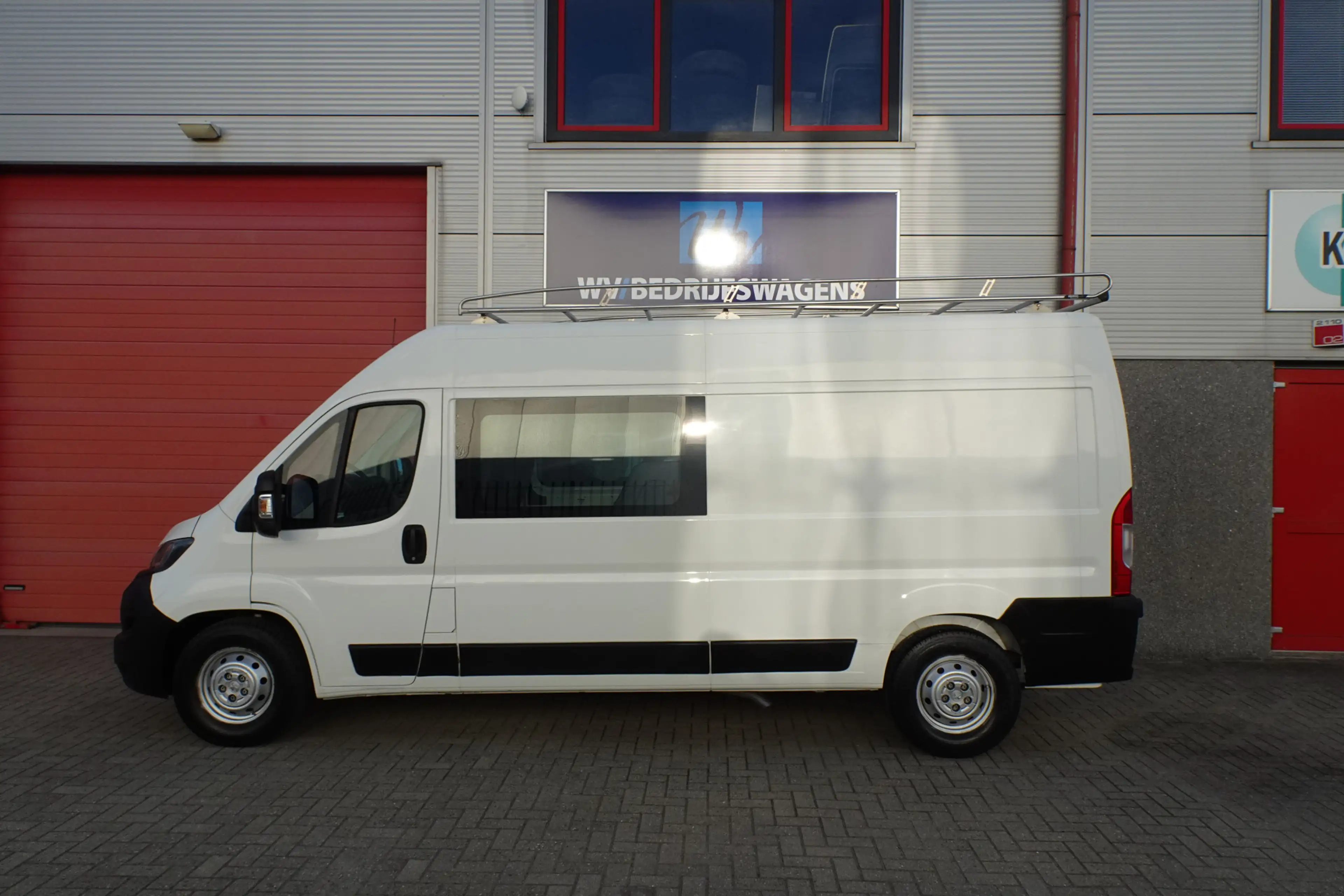 Peugeot Boxer 335 2.2 BlueHDi 140 L3H2 Premium DC — photo 6