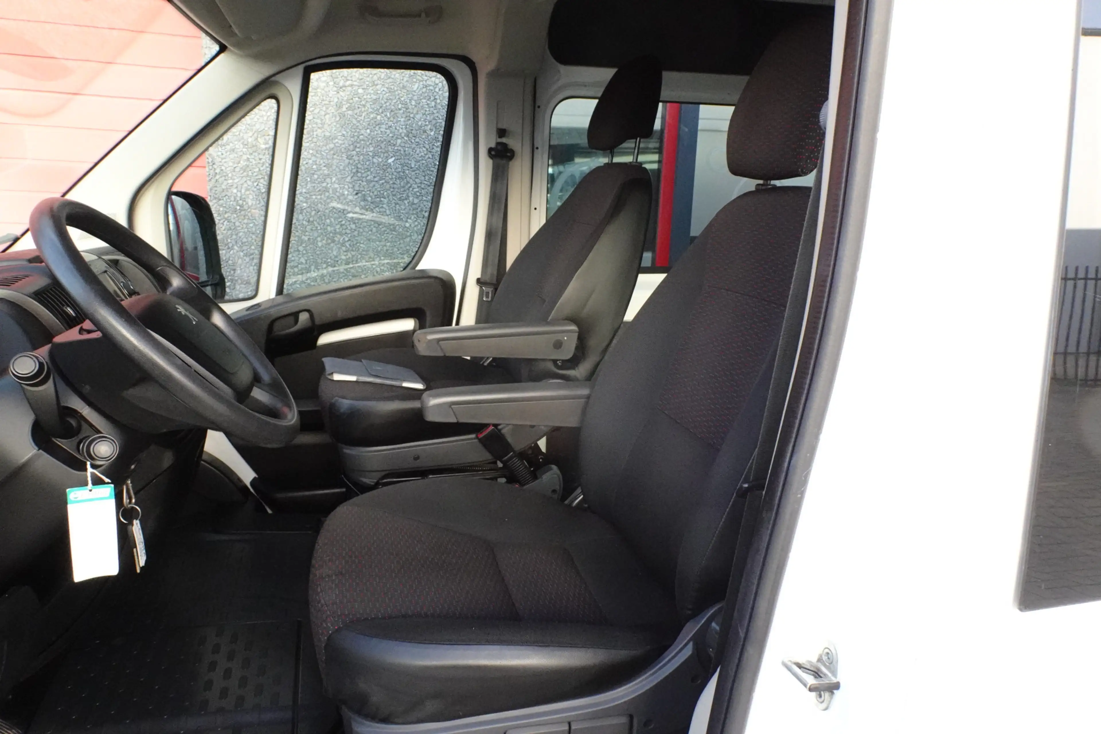 Peugeot Boxer 335 2.2 BlueHDi 140 L3H2 Premium DC — photo 8