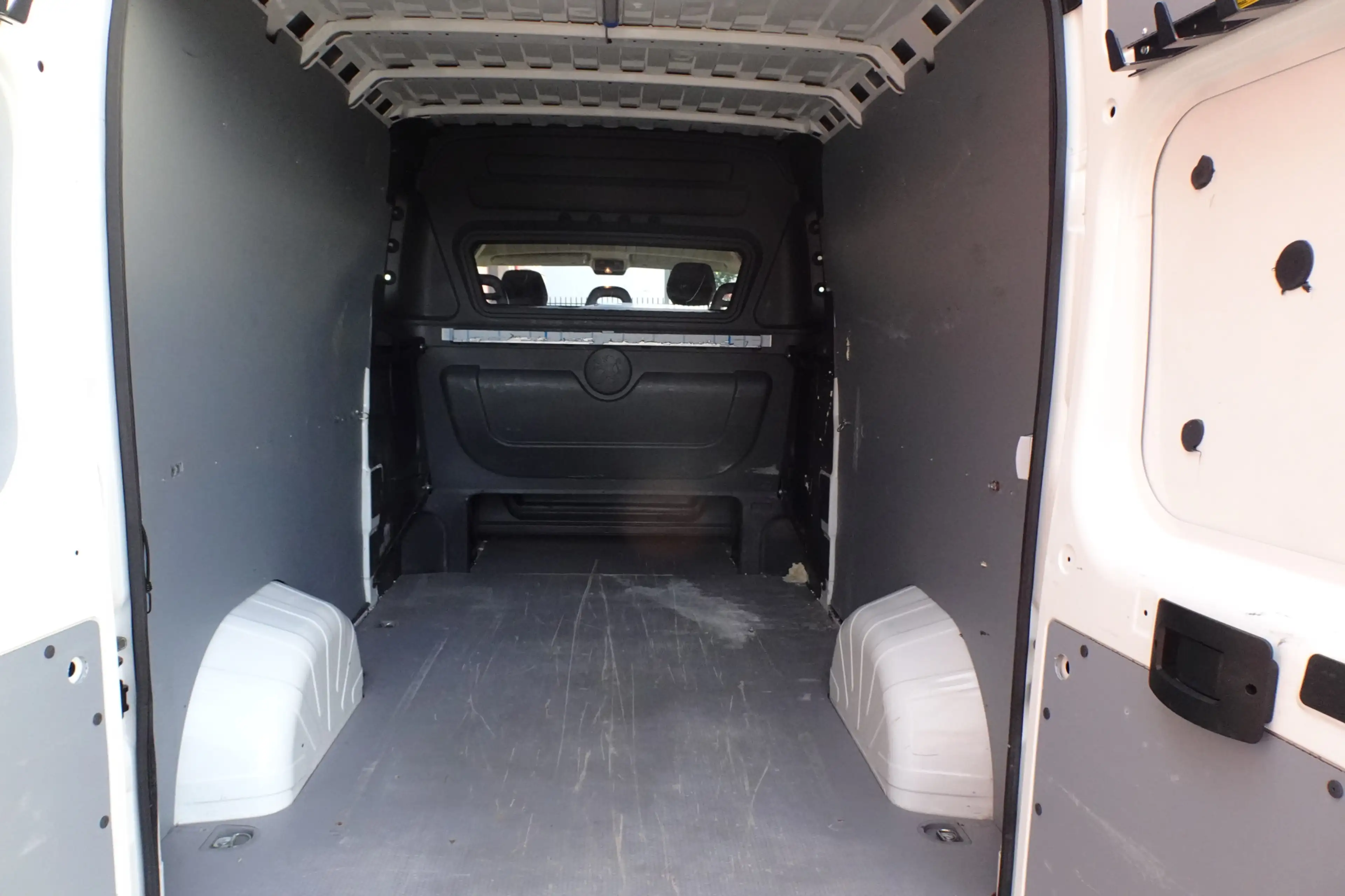 Peugeot Boxer 335 2.2 BlueHDi 140 L3H2 Premium DC — photo 13