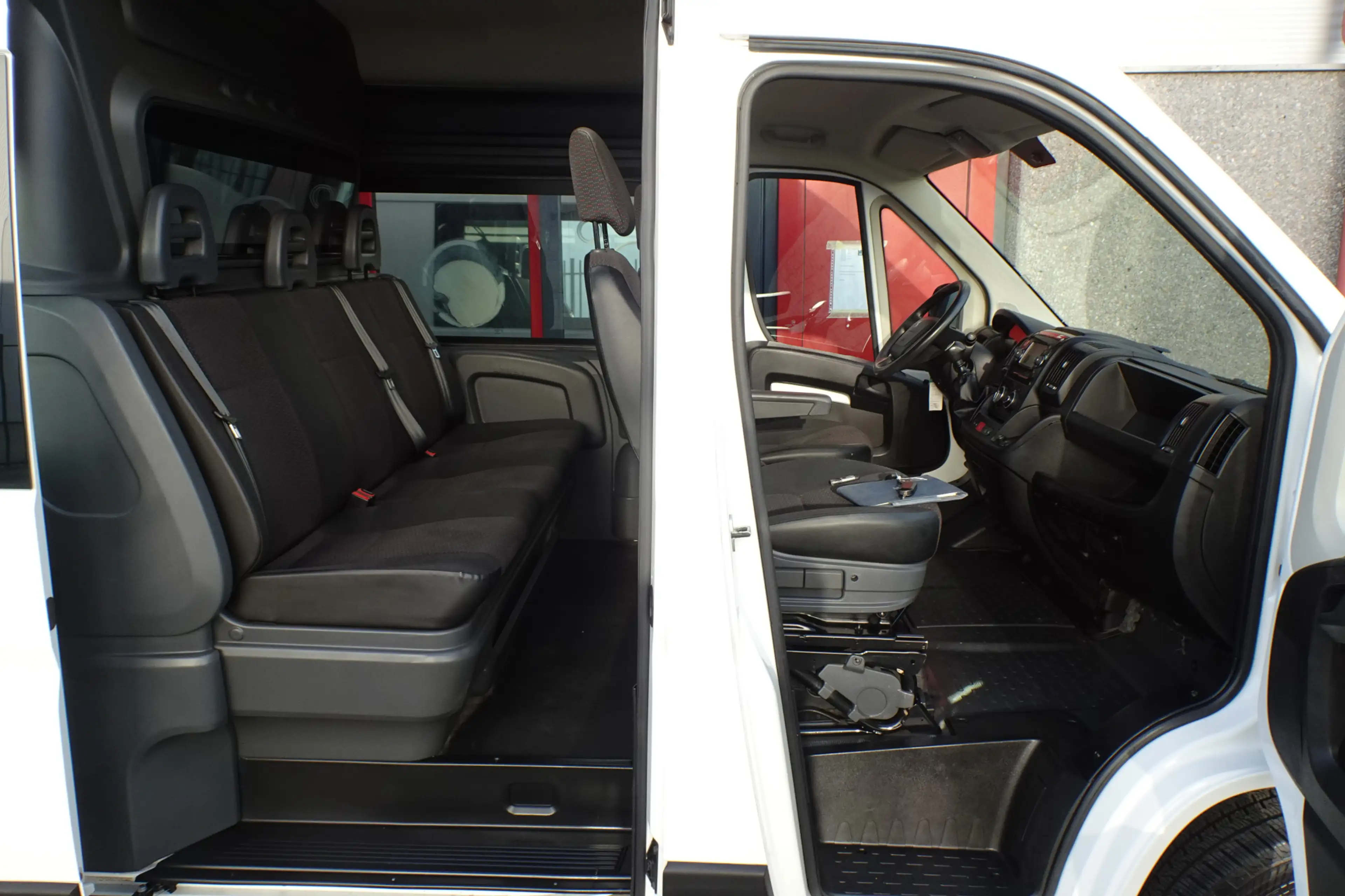 Peugeot Boxer 335 2.2 BlueHDi 140 L3H2 Premium DC — photo 5
