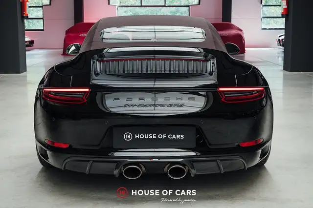 Porsche 911 view 8