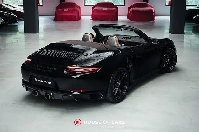 Porsche 911 view 7