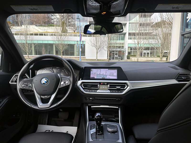 2022 BMW 3 Series 330e xDrive Plug-In Hybrid LOW KM thumb 12