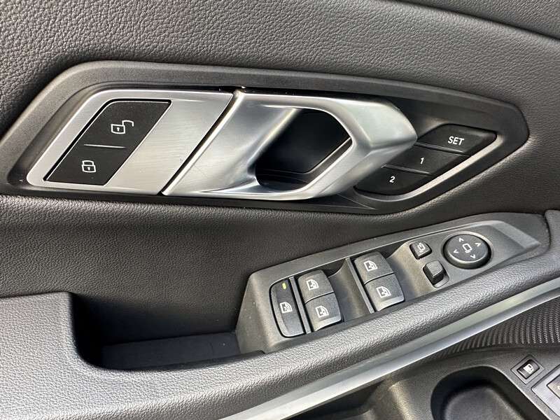 2022 BMW 3 Series 330e xDrive Plug-In Hybrid LOW KM thumb 16