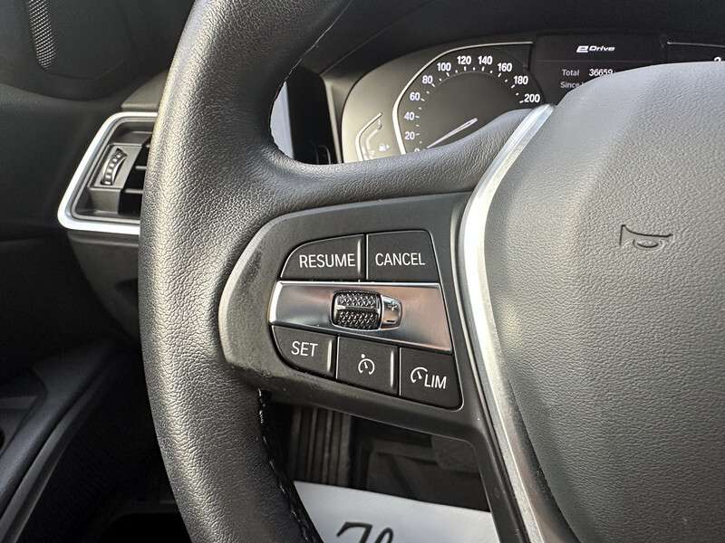 2022 BMW 3 Series 330e xDrive Plug-In Hybrid LOW KM thumb 19