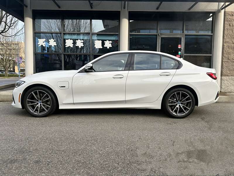 2022 BMW 3 Series 330e xDrive Plug-In Hybrid LOW KM alt 4
