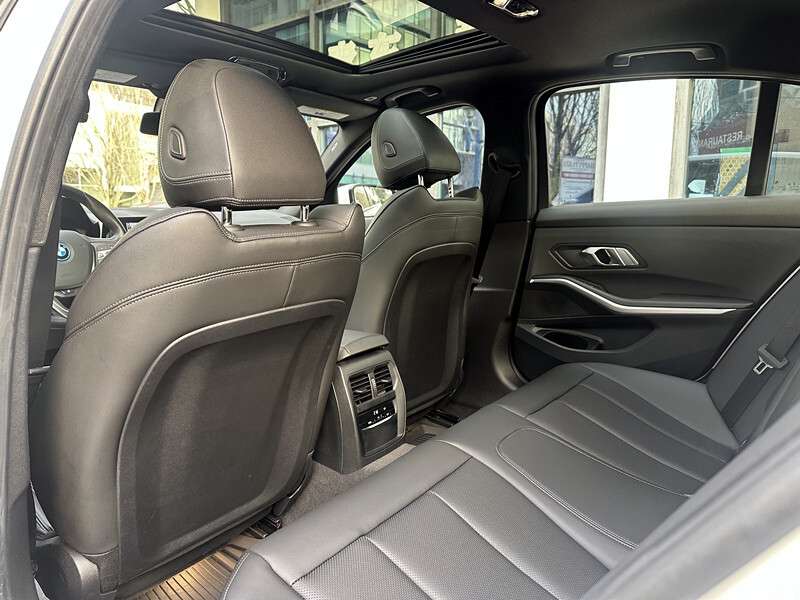 2022 BMW 3 Series 330e xDrive Plug-In Hybrid LOW KM thumb 15