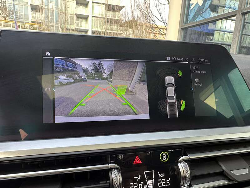 2022 BMW 3 Series 330e xDrive Plug-In Hybrid LOW KM thumb 22