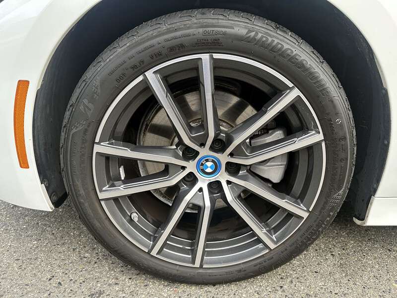2022 BMW 3 Series 330e xDrive Plug-In Hybrid LOW KM thumb 10