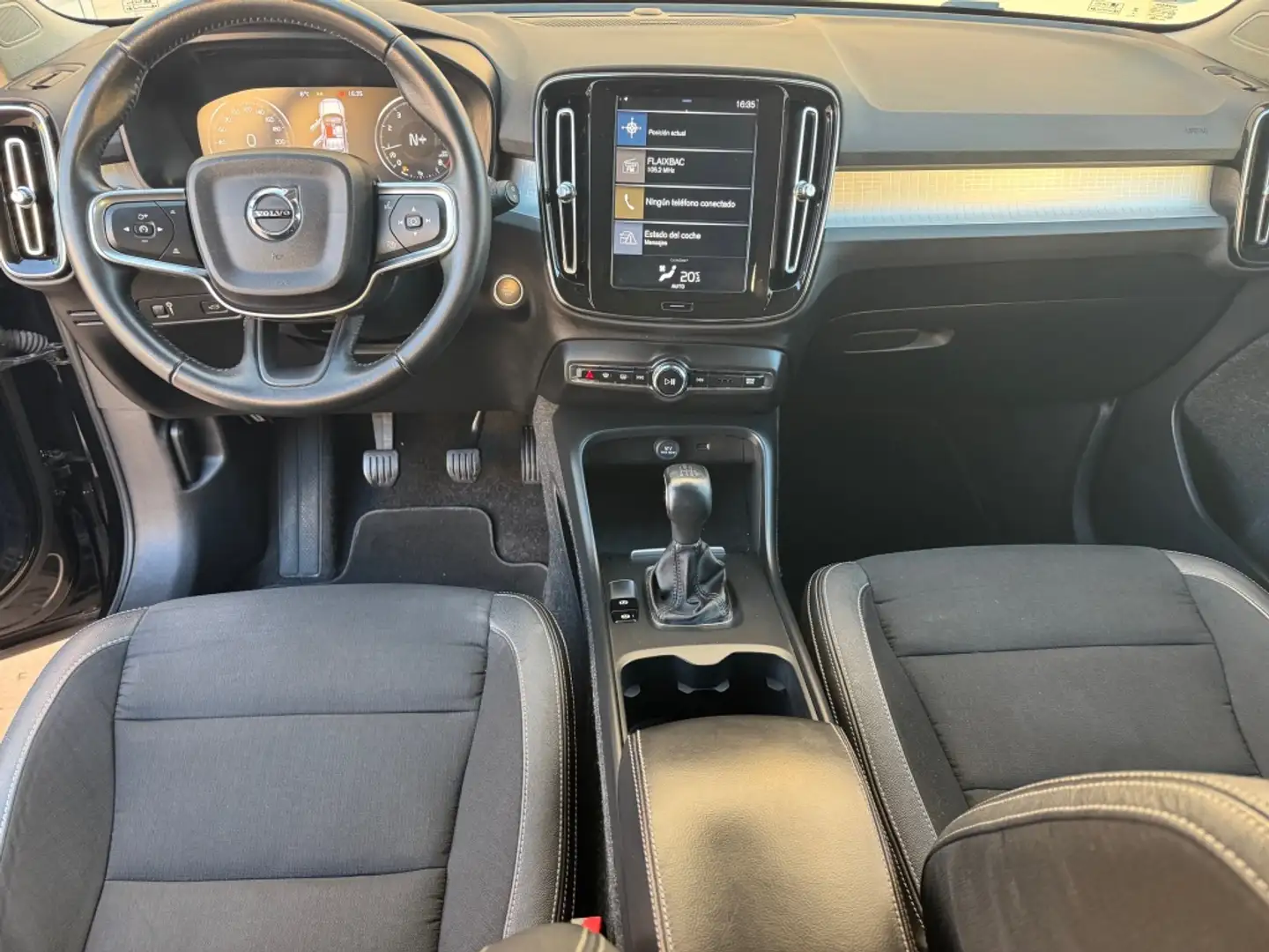 Volvo XC40 T3 Momentum Zwart - 2