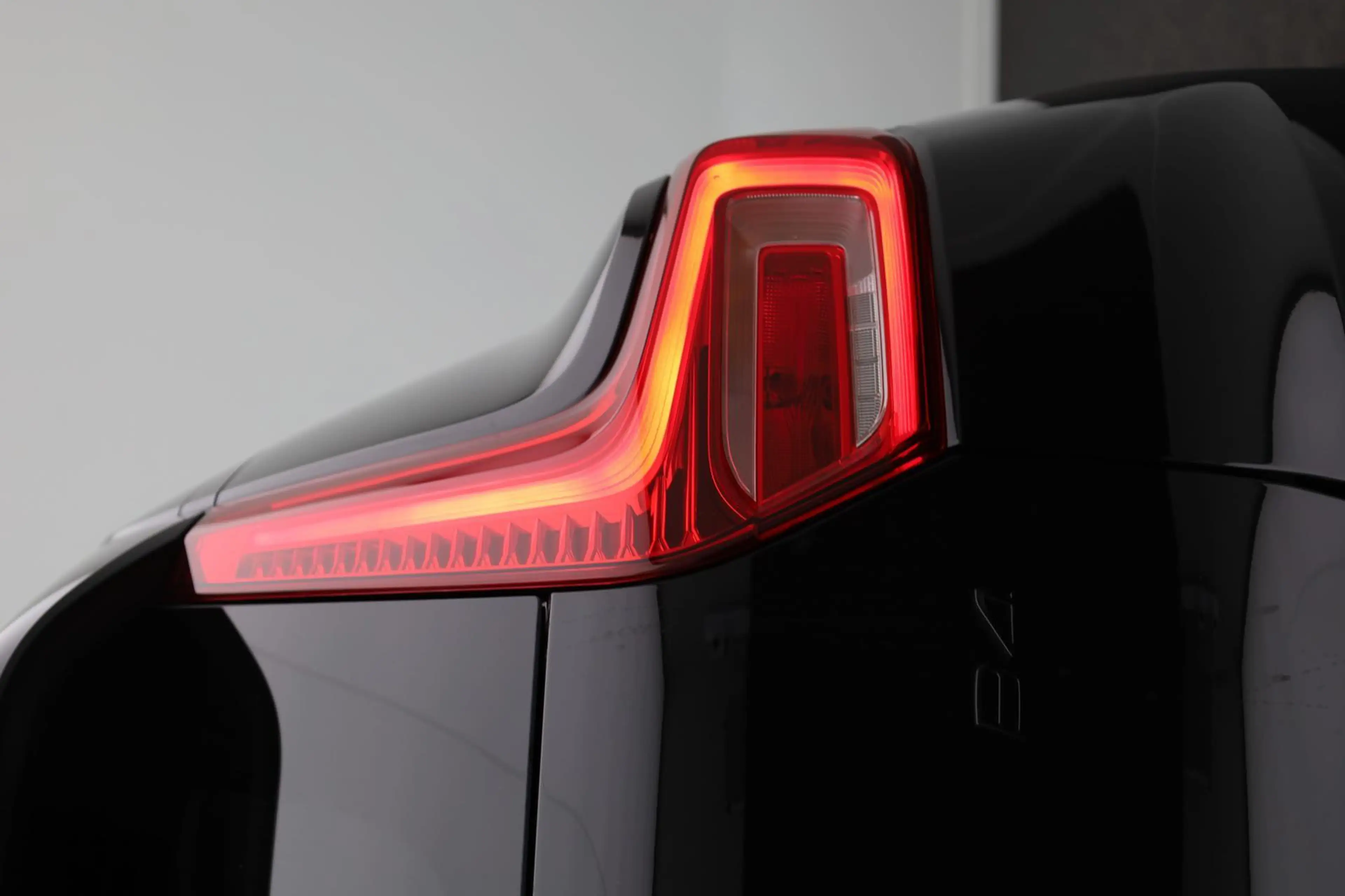 Volvo XC40 2.0 Black Edition Plus B4 Mild-Hybrid 197PS Aut... — photo 9