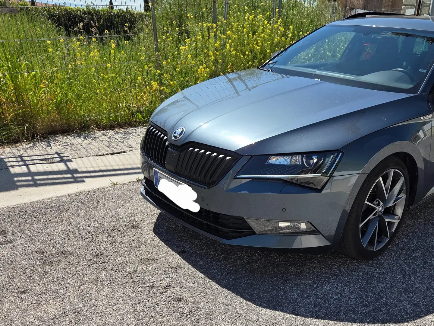 Skoda Superb Superb Wagon 2.0 sportline 150cv dsg Grijs - 2