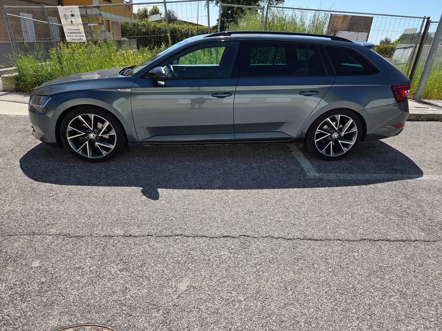 Skoda Superb Superb Wagon 2.0 sportline 150cv dsg Grijs - 1