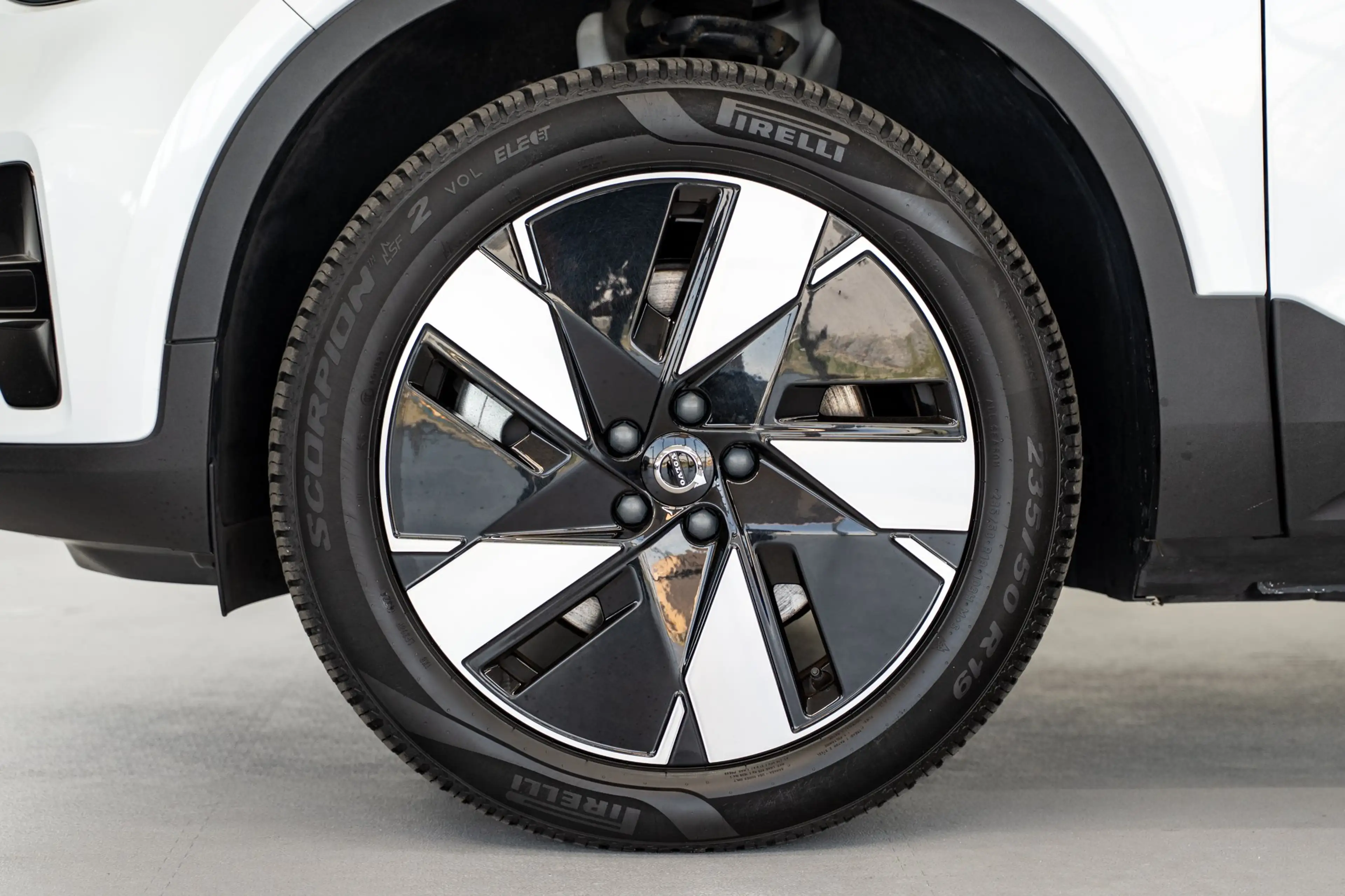 Volvo EX40 252PK Extended Range 82 kWh Plus | Trekhaak | Clim — photo 7