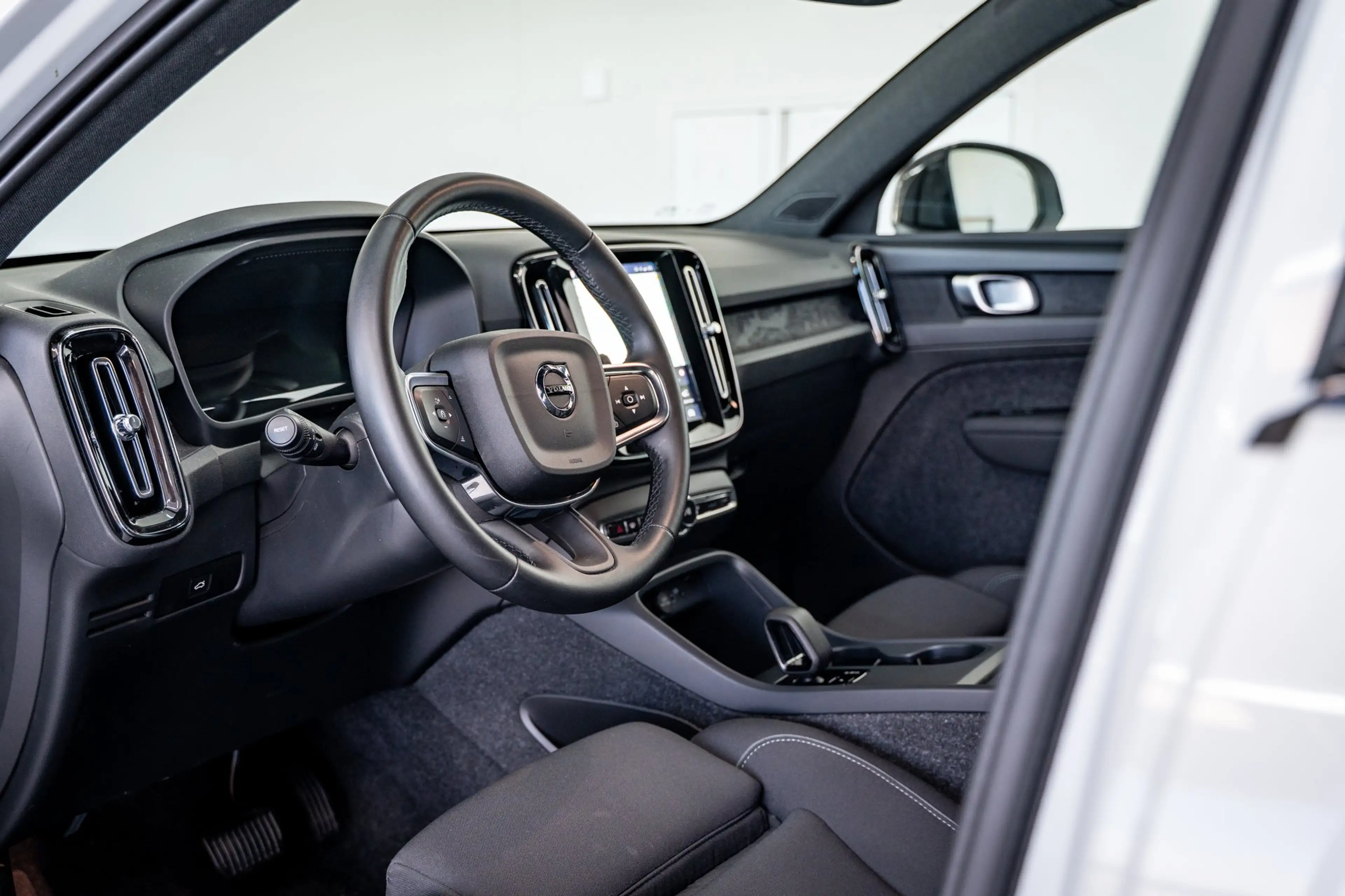 Volvo EX40 252PK Extended Range 82 kWh Plus | Trekhaak | Clim — photo 35