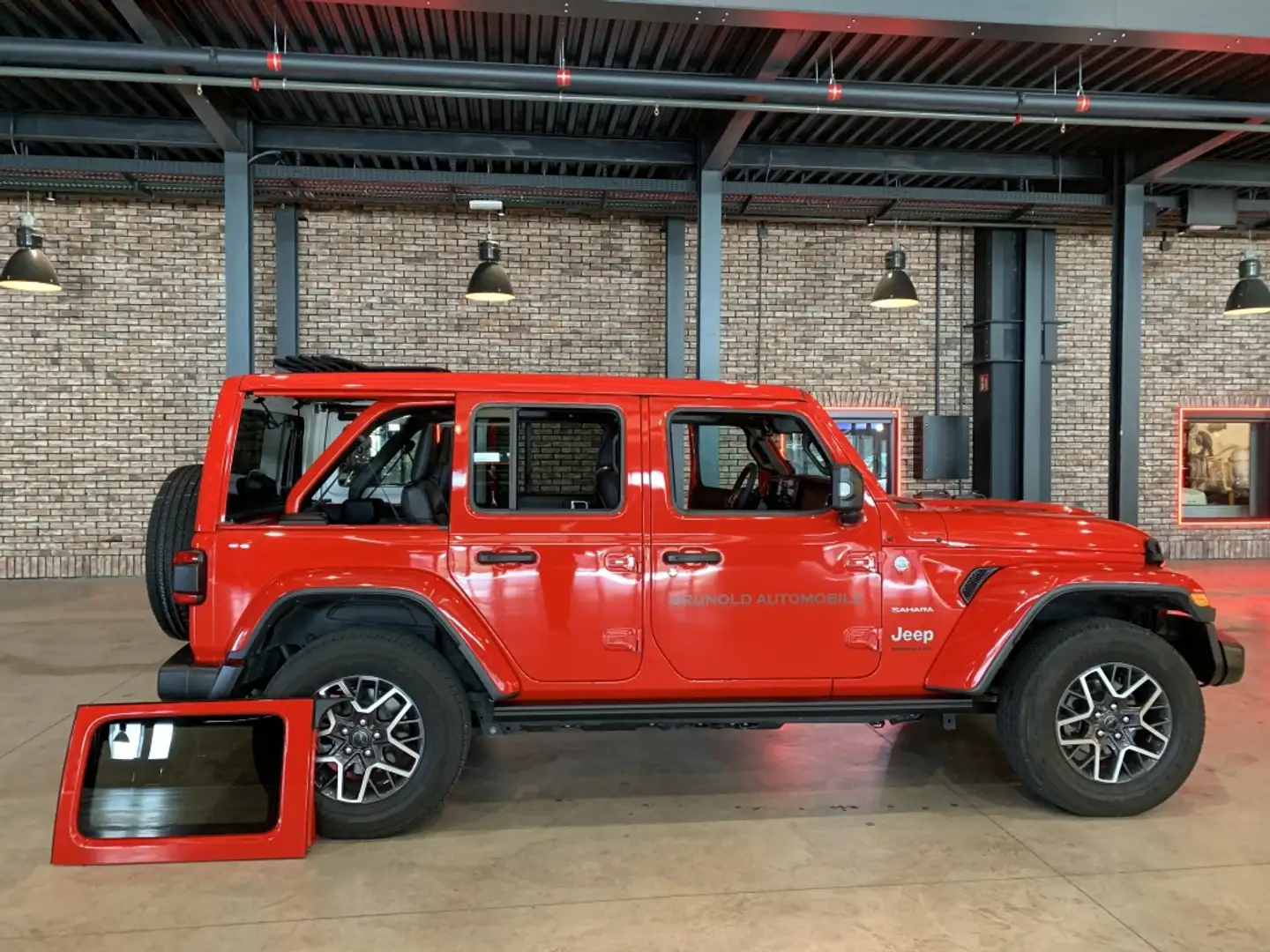 Jeep Wrangler Unlimited 2.0T GME Sahara 272 8ATX Rojo - 1