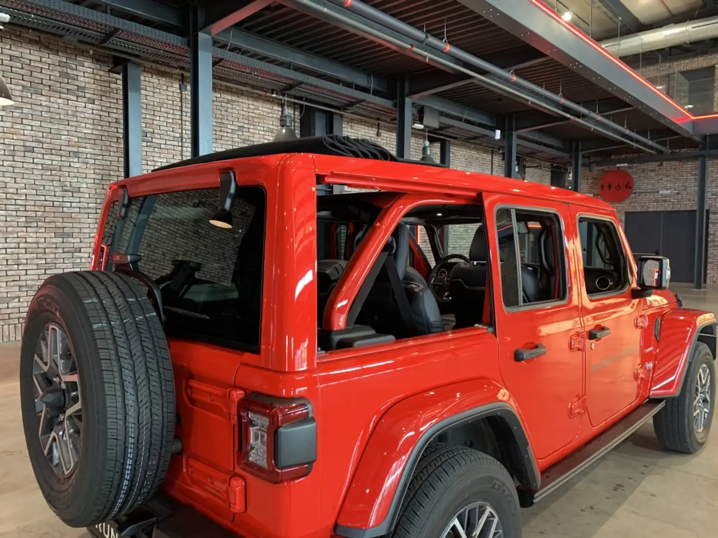 Jeep Wrangler Unlimited 2.0T GME Sahara 272 8ATX Rojo - 2