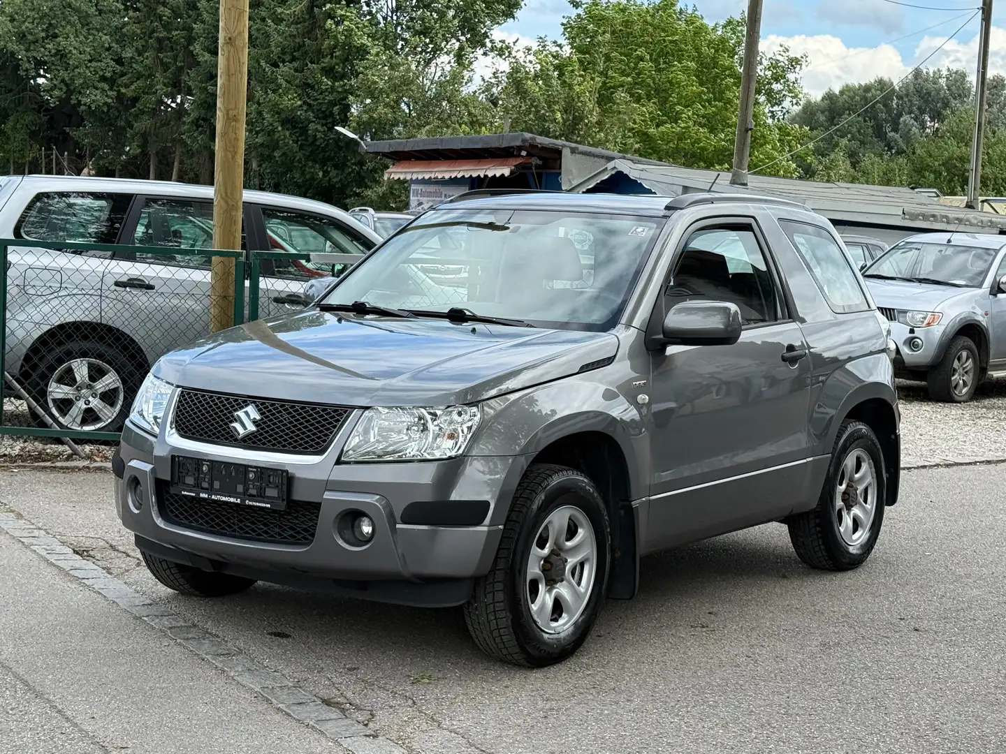 Suzuki Grand Vitara 1.9 DDIS Black and White (3-trg.) Серый - 1